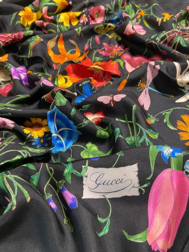 Gucci silk scarf 32in flora - 32in,